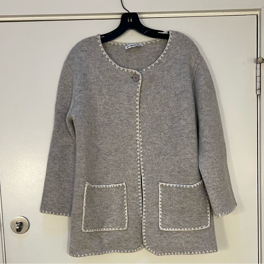Stylish Gray Cardigan with White Accents